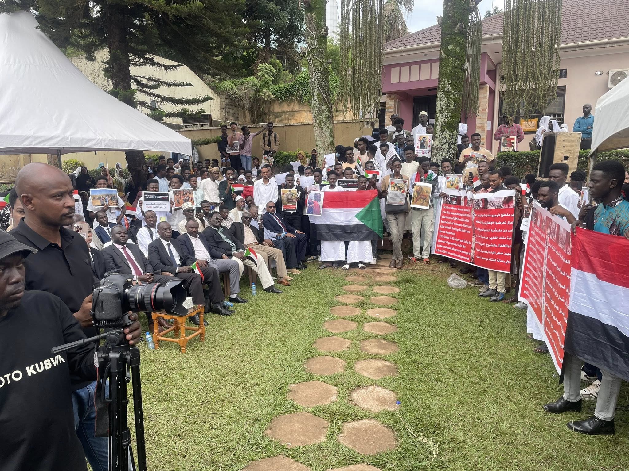 وقفة احتجاجية لأبناء الجالية السودانية في أوغندا تنديداً بجرائم الإبادة والتطهير العرقي في الفاشر وبارا 3 574574089 122200271732337756 1927935087001084725 n وقفة احتجاجية لأبناء الجالية السودانية في أوغندا تنديداً بجرائم الإبادة والتطهير العرقي في الفاشر وبارا