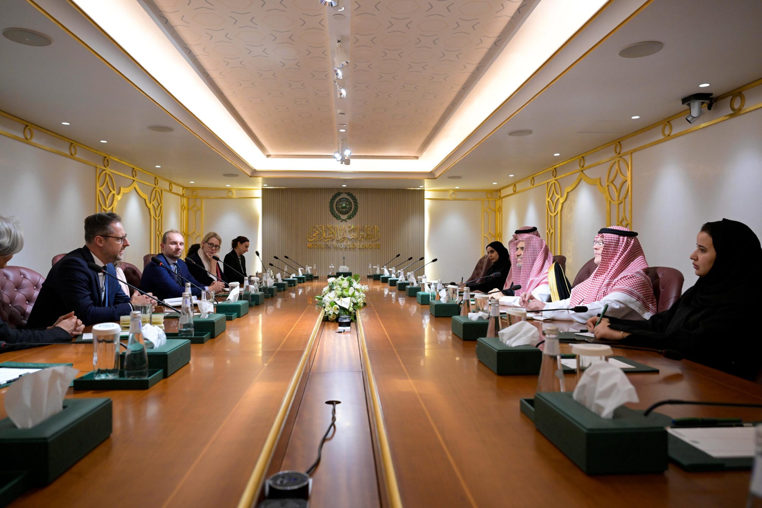 80c4835b 1e9a 4a4e 989b cf865746fb61 scaled الأمين العام لرابطة العالم الإسلامي يلتقي وفدًا من القيادات الفكرية الألمانية من مختلف مراكز الأبحاث والفكر
