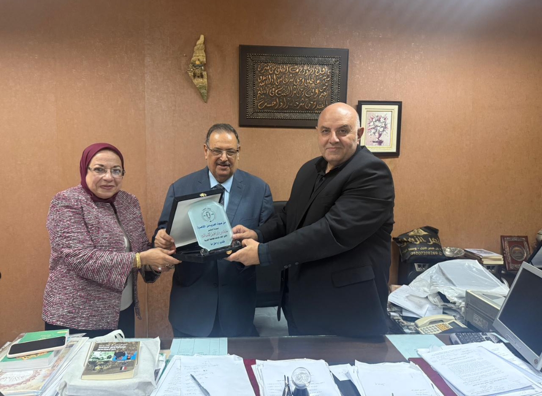 99497615 914e 4dbe 82d7 707f196ba685 إذاعة صوت العرب تكرم السفير خليل الذوادي