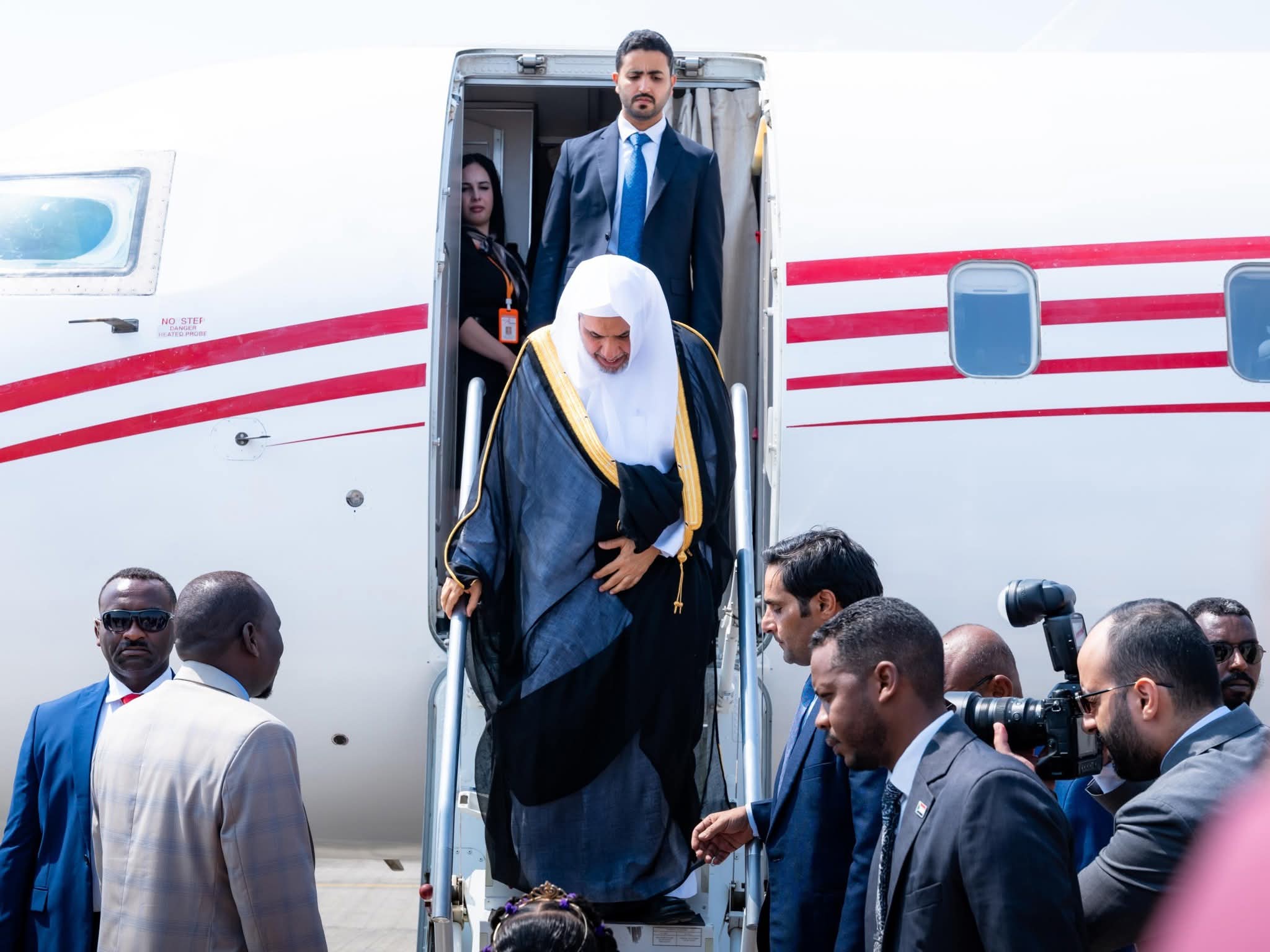 FB IMG 1761056676811 رئيس رابطة العالم الإسلامي يصل السودان   