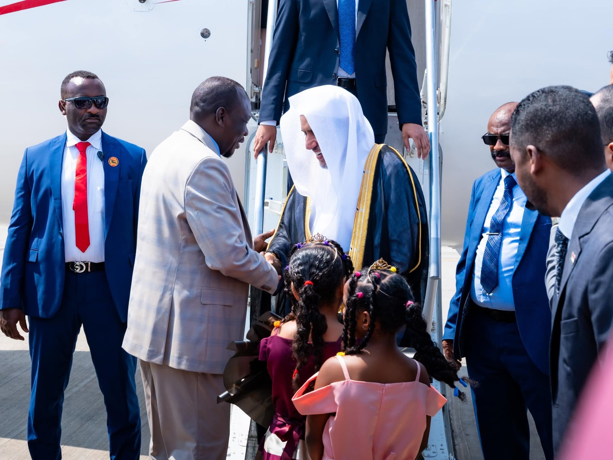 FB IMG 1761056680710 رئيس رابطة العالم الإسلامي يصل السودان   