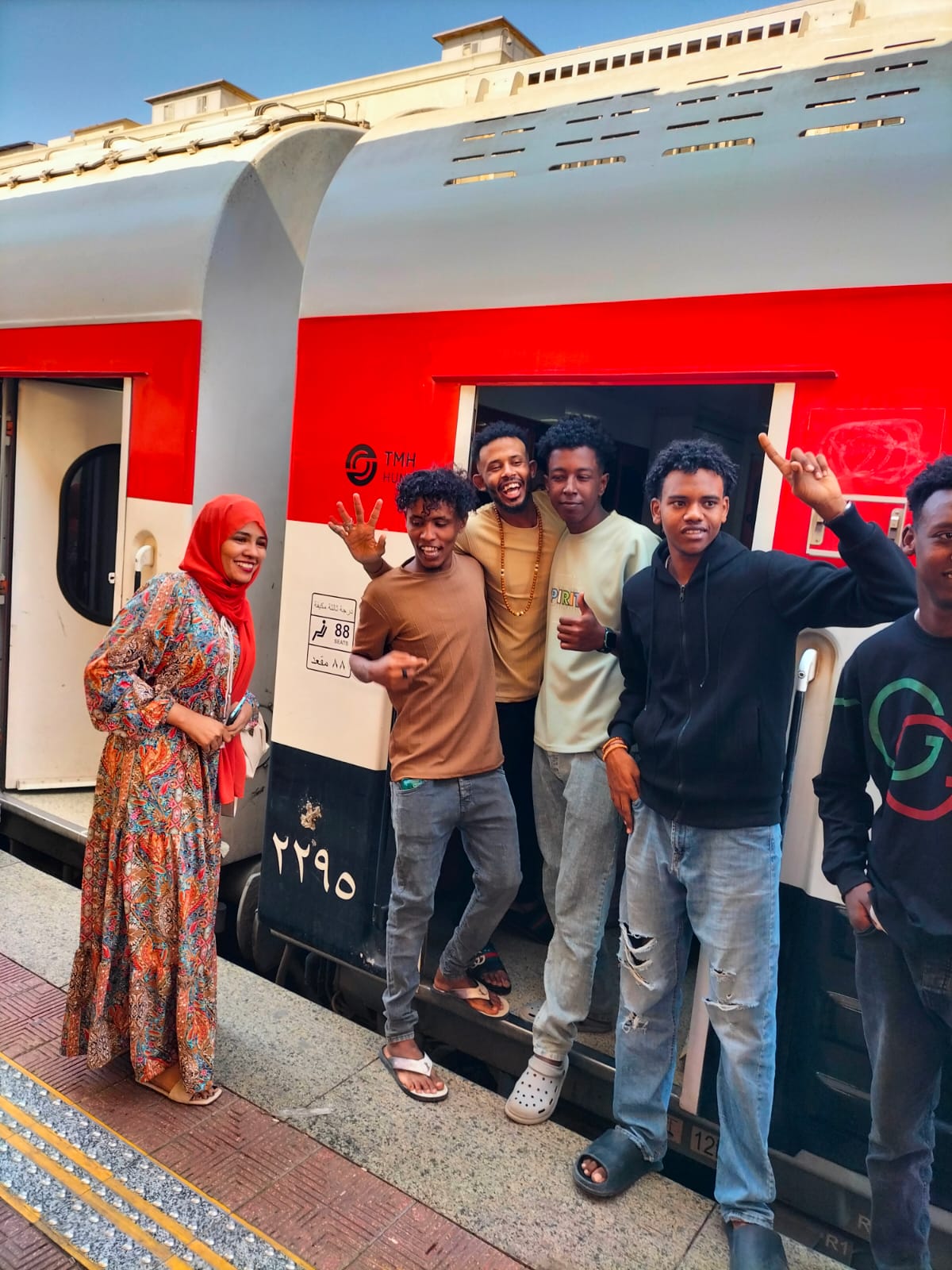 وسط أجواء من الفرح .. انطلاق الرحلة الـ 26 لقطار العودة الطوعية للسودانيين من مصر إلى السودان 1 ef959960 00b2 4054 873d a3475df2aabb وسط أجواء من الفرح .. انطلاق الرحلة الـ 26 لقطار العودة الطوعية للسودانيين من مصر إلى السودان