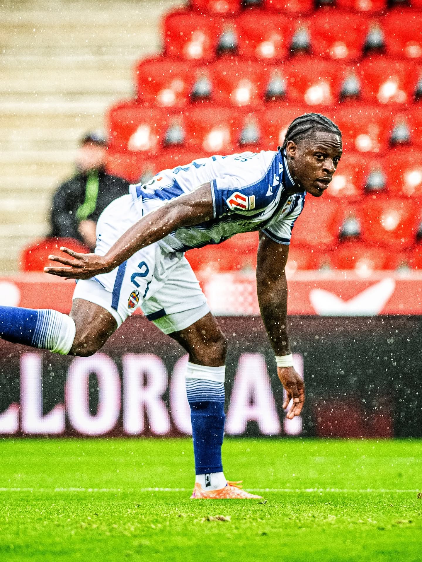 571961944 18540067234022568 8882082932999001853 n  «منافسة كلاسيكو».. برشلونة وريال مدريد يتصارعان على الأسد الكاميروني إيتا إيونج موهبة ليفانتي