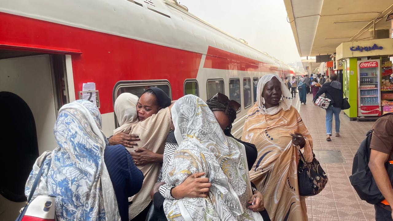 بالصور .. إنطلاق رحلة قطار العودة الطوعية الـ 31 للمواطنين السودانيين من القاهرة للخرطوم مجانا 1 576921696 1222141499949212 8845944407454445212 n بالصور .. إنطلاق رحلة قطار العودة الطوعية الـ 31 للمواطنين السودانيين من القاهرة للخرطوم مجانا
