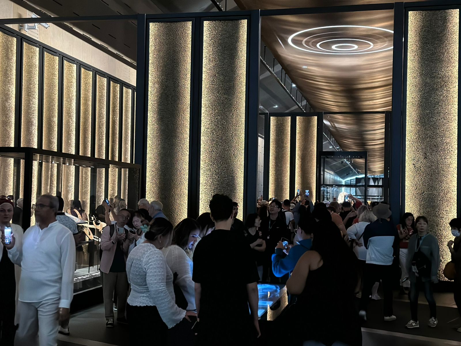 fe1216fc 8457 4e5d 8961 72327e005f4a المتحف المصري الكبير: 18 ألف زائر في أول يوم عمل عقب الافتتاح