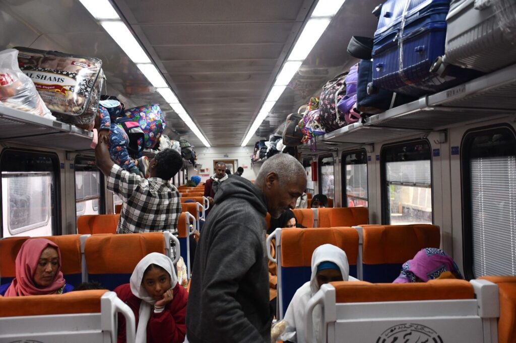 597641605 1249936560503039 16081974134979198 n بالصور .. سكك حديد مصر تُسيّر الرحلة 37 لإعادة 1028 سودانيًا إلى وطنهم.. وإجمالي المستفيدين يتجاوز 35 ألف راكب