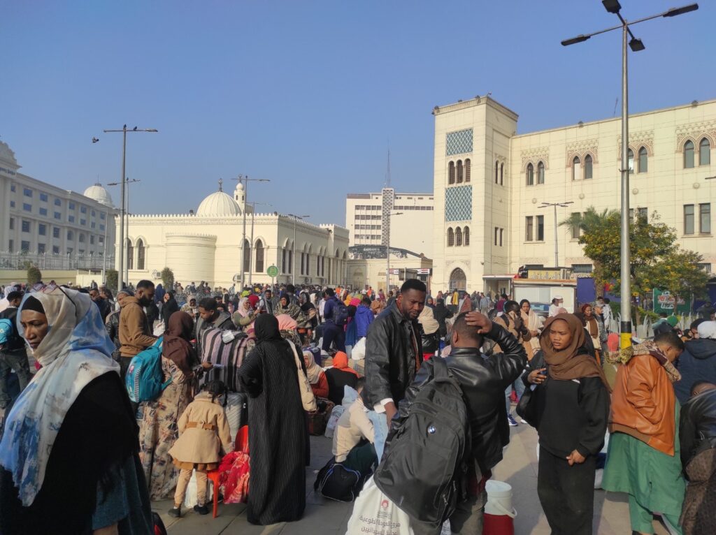 بالصور .. سكك حديد مصر تُسيّر الرحلة 37 لإعادة 1028 سودانيًا إلى وطنهم.. وإجمالي المستفيدين يتجاوز 35 ألف راكب 8 598170233 1249936037169758 1442085411923883143 n بالصور .. سكك حديد مصر تُسيّر الرحلة 37 لإعادة 1028 سودانيًا إلى وطنهم.. وإجمالي المستفيدين يتجاوز 35 ألف راكب