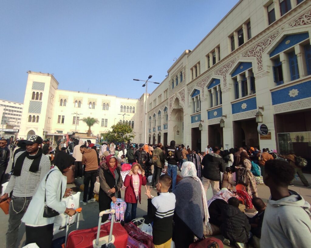 598350873 1249935883836440 8235210195479552480 n بالصور .. سكك حديد مصر تُسيّر الرحلة 37 لإعادة 1028 سودانيًا إلى وطنهم.. وإجمالي المستفيدين يتجاوز 35 ألف راكب