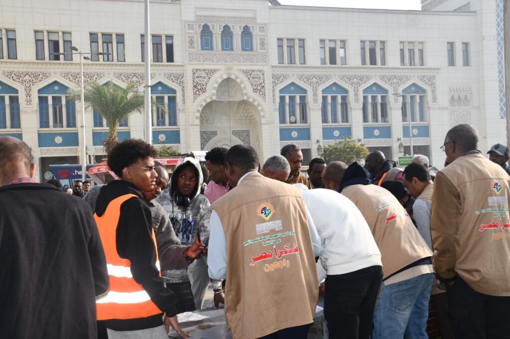 598377322 1249935703836458 8678242038366357154 n بالصور .. سكك حديد مصر تُسيّر الرحلة 37 لإعادة 1028 سودانيًا إلى وطنهم.. وإجمالي المستفيدين يتجاوز 35 ألف راكب