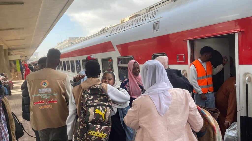 598391130 1249936533836375 3885175583595781730 n بالصور .. سكك حديد مصر تُسيّر الرحلة 37 لإعادة 1028 سودانيًا إلى وطنهم.. وإجمالي المستفيدين يتجاوز 35 ألف راكب