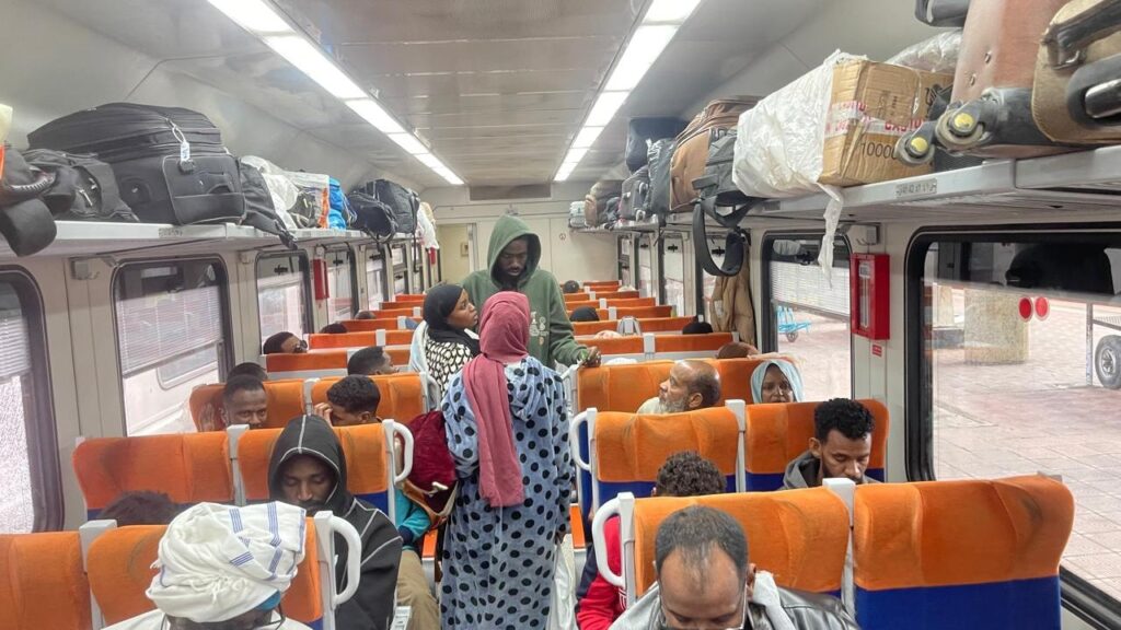 598450549 1249936597169702 2929732313295228590 n بالصور .. سكك حديد مصر تُسيّر الرحلة 37 لإعادة 1028 سودانيًا إلى وطنهم.. وإجمالي المستفيدين يتجاوز 35 ألف راكب