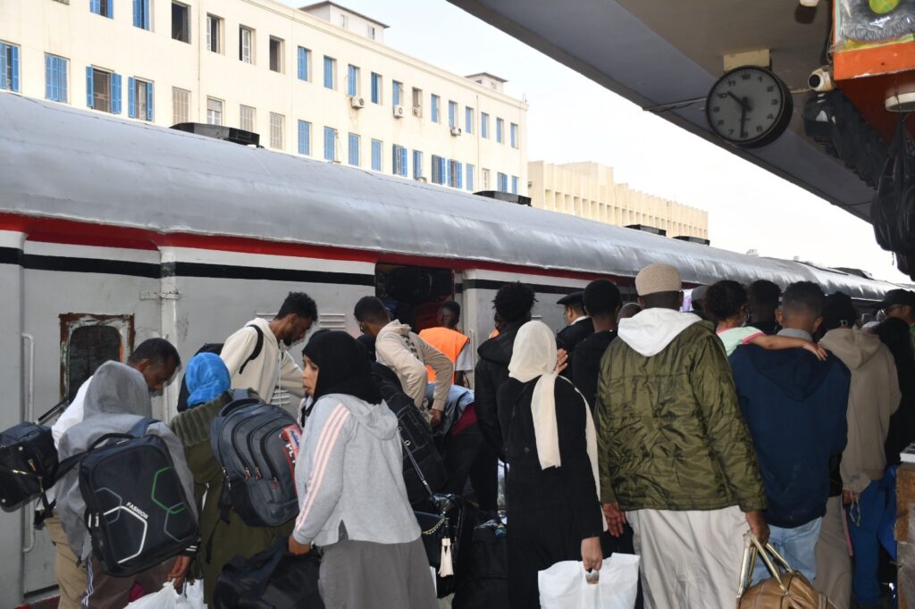 598569170 1249936483836380 5337974136795575581 n بالصور .. سكك حديد مصر تُسيّر الرحلة 37 لإعادة 1028 سودانيًا إلى وطنهم.. وإجمالي المستفيدين يتجاوز 35 ألف راكب