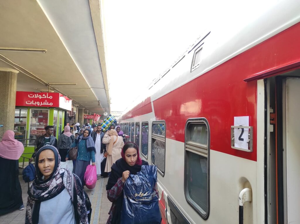 FB IMG 1765625571878 رحلة جديدة لقطار الأمل .. 1028 سودانيًا يغادرون القاهرة إلى أسوان ضمن مشروع العودة الطوعية