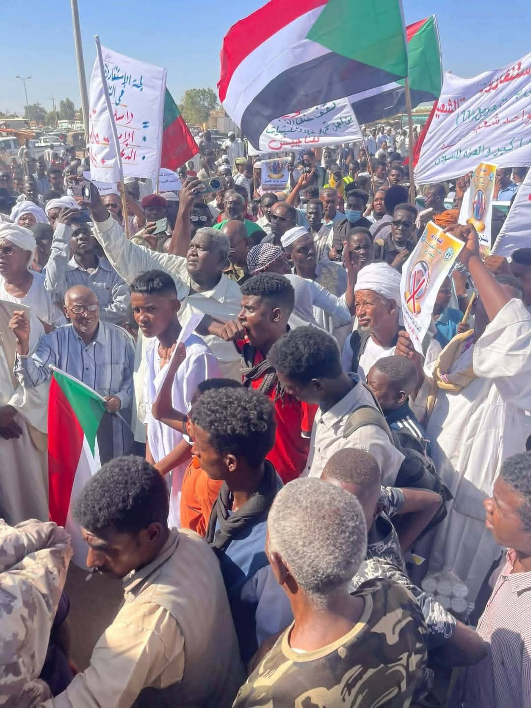 السودان: تظاهرات حاشدة في مدن سودانية دعمًا للجيش.. قتيل و3 جرحى بقصف مسيّرة للدعم السريع على الأبيض 1 FB IMG 1765632769262 السودان: تظاهرات حاشدة في مدن سودانية دعمًا للجيش.. قتيل و3 جرحى بقصف مسيّرة للدعم السريع على الأبيض