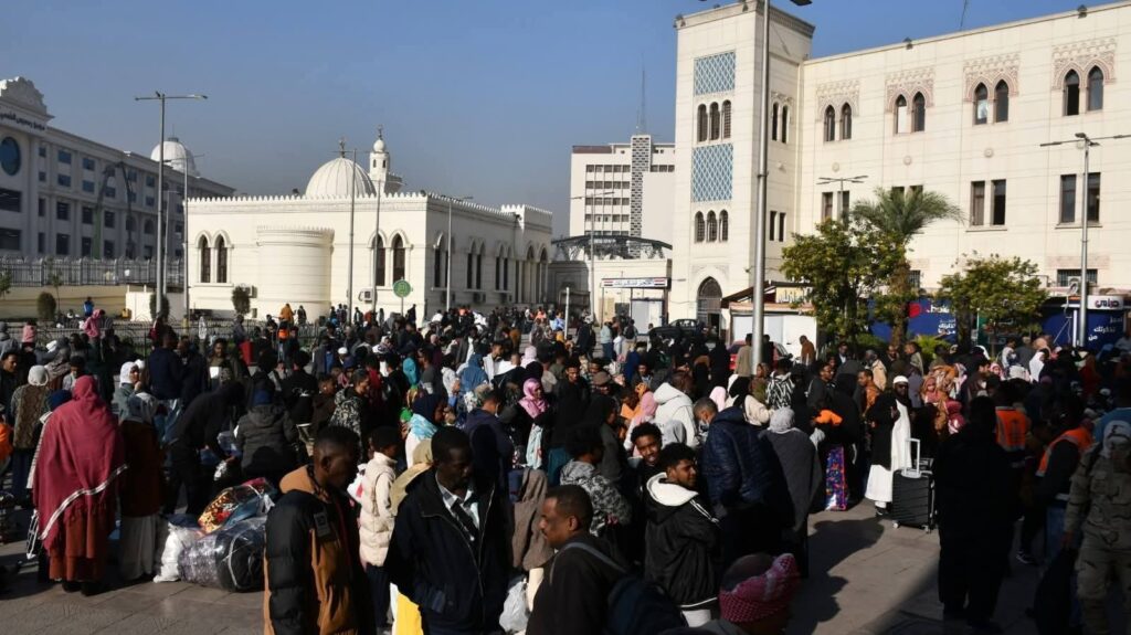 FB IMG 1766583305349 على متنها 1028 مواطنًا سودانيًا.. سكك حديد مصر تُسيّر الرحلة 41 من قطارات العودة الطوعية ( صور )