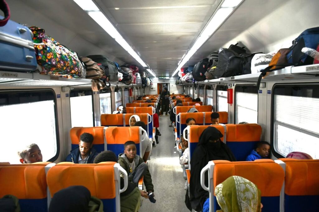 FB IMG 1766583310113 على متنها 1028 مواطنًا سودانيًا.. سكك حديد مصر تُسيّر الرحلة 41 من قطارات العودة الطوعية ( صور )