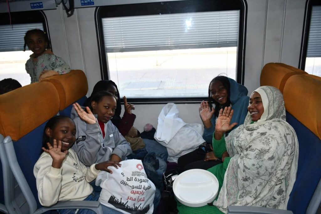 FB IMG 1766583312656 على متنها 1028 مواطنًا سودانيًا.. سكك حديد مصر تُسيّر الرحلة 41 من قطارات العودة الطوعية ( صور )