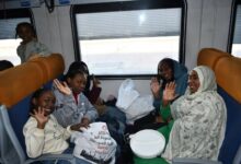 FB IMG 1766583312656 على متنها 1028 مواطنًا سودانيًا.. سكك حديد مصر تُسيّر الرحلة 41 من قطارات العودة الطوعية ( صور )