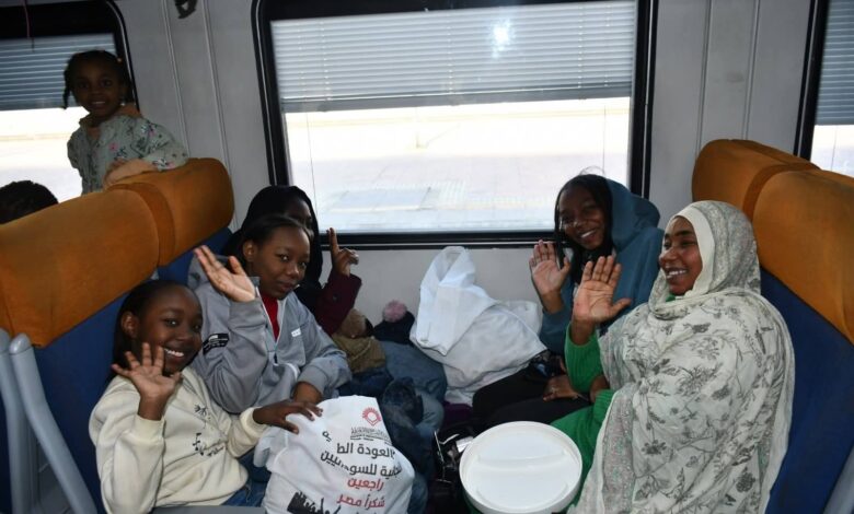 FB IMG 1766583312656 على متنها 1028 مواطنًا سودانيًا.. سكك حديد مصر تُسيّر الرحلة 41 من قطارات العودة الطوعية ( صور )