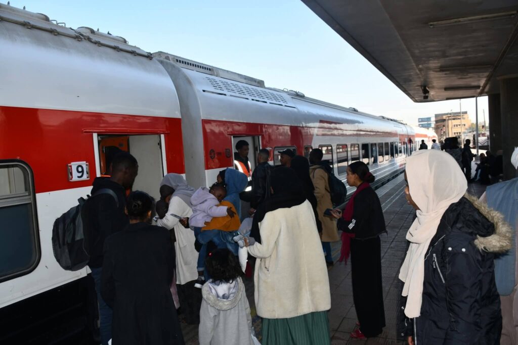 FB IMG 1766583315622 على متنها 1028 مواطنًا سودانيًا.. سكك حديد مصر تُسيّر الرحلة 41 من قطارات العودة الطوعية ( صور )
