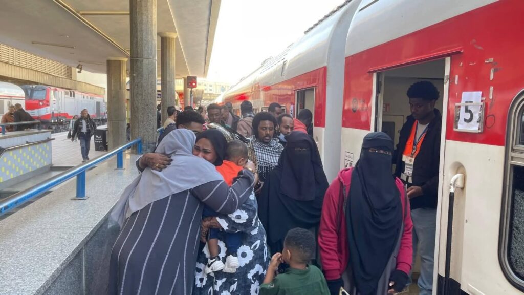 FB IMG 1766583317788 على متنها 1028 مواطنًا سودانيًا.. سكك حديد مصر تُسيّر الرحلة 41 من قطارات العودة الطوعية ( صور )