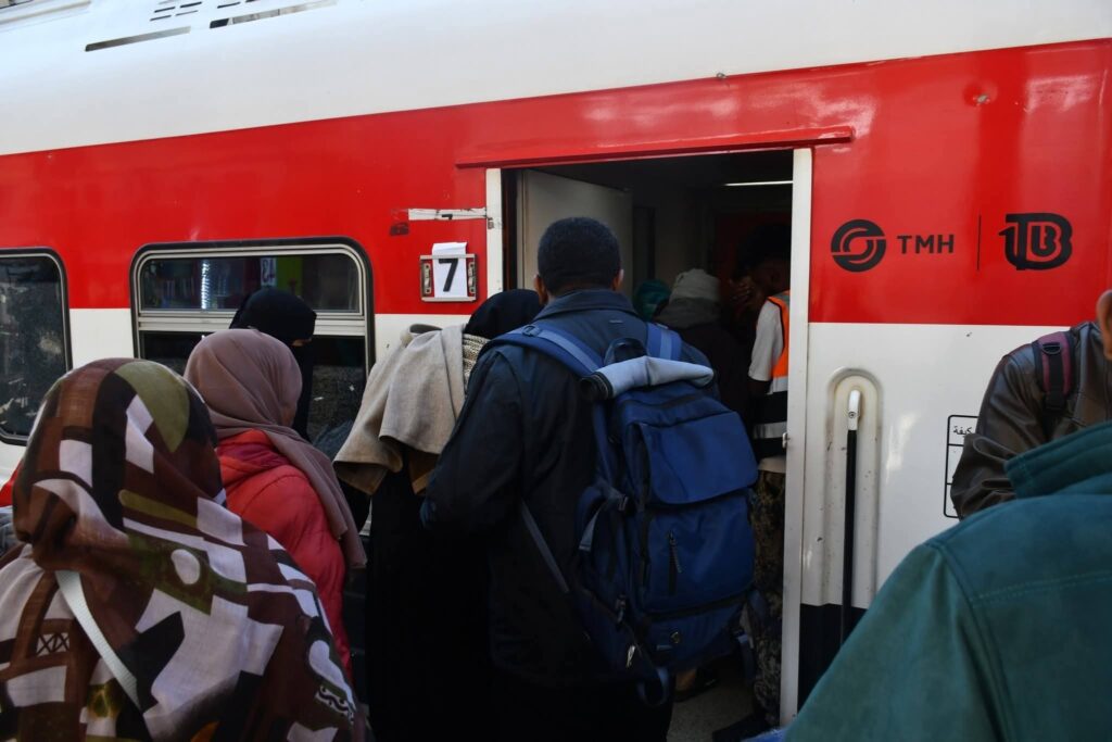 FB IMG 1766583320773 على متنها 1028 مواطنًا سودانيًا.. سكك حديد مصر تُسيّر الرحلة 41 من قطارات العودة الطوعية ( صور )