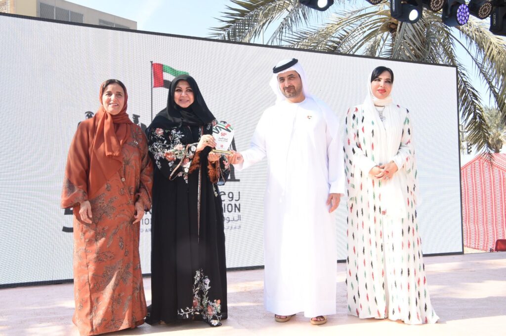 IMG 20251201 WA0010 مركز راشد يكرم منى المنصوري.. والمصممة الإماراتية: تمكين ذوي الهمم واجب والتراث يحافظ على الهوية