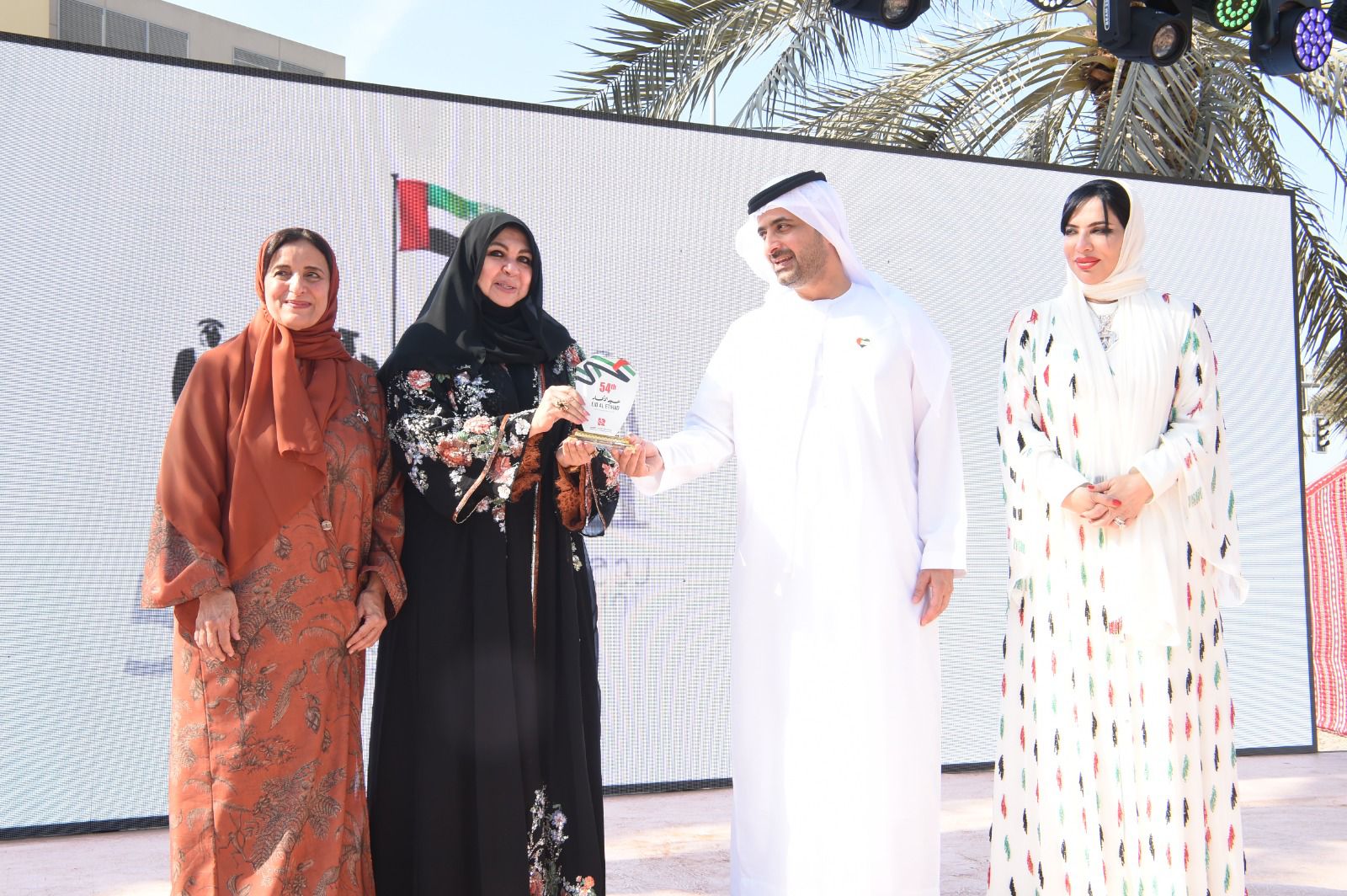 IMG 20251201 WA0015 مركز راشد يكرم منى المنصوري.. والمصممة الإماراتية: تمكين ذوي الهمم واجب والتراث يحافظ على الهوية