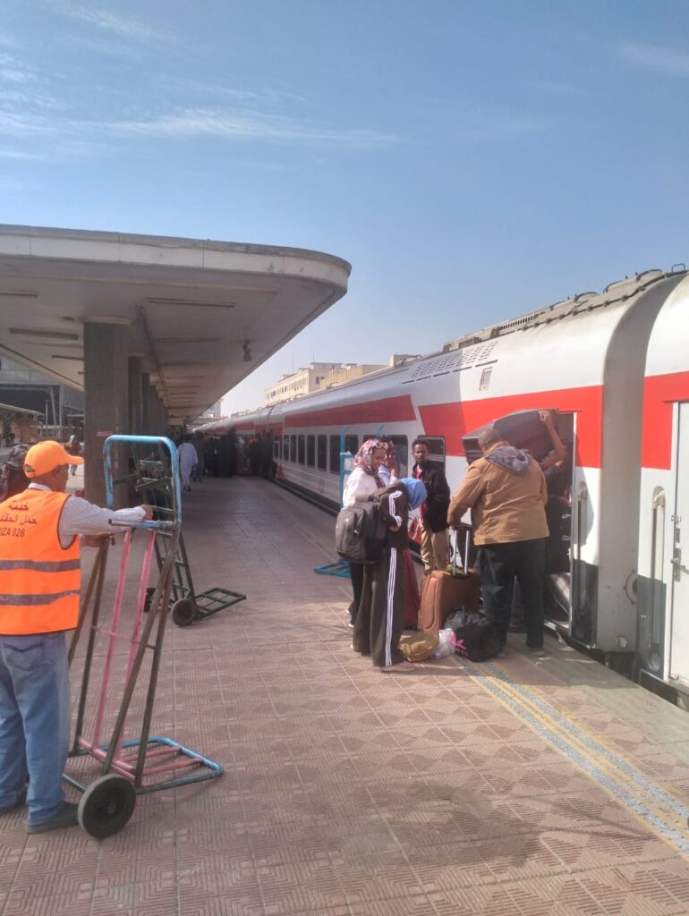 IMG 20251206 WA0018 بالصور .. سكك حديد مصر تسيّر رحلة قطار العودة الطوعية رقم 36 لنقل 1028 مواطنًا سودانيًا 