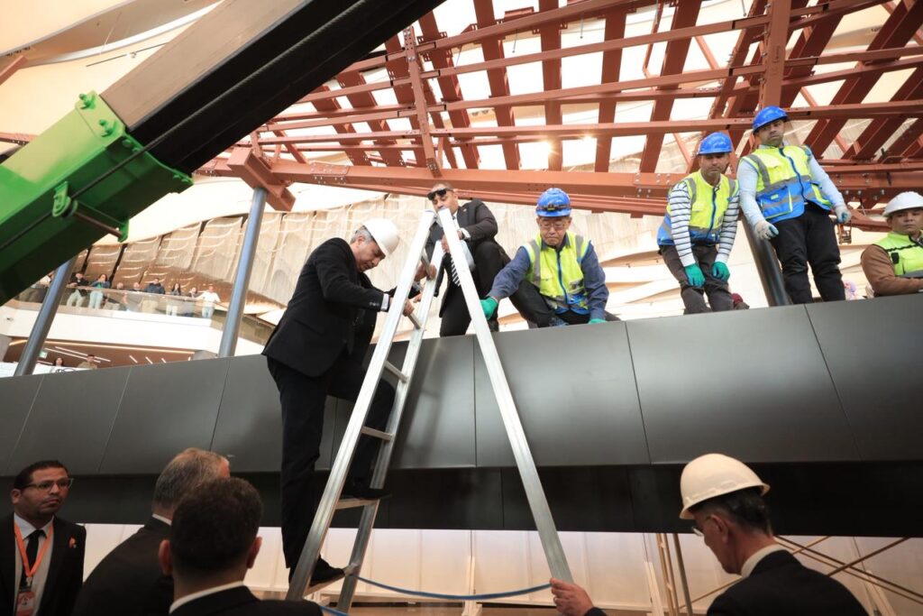 IMG 20251223 WA0010 مصر: تثبيت أول قطعة في إعادة تركيب مركب خوفو الثانية بالمتحف المصري الكبير