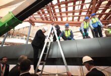 IMG 20251223 WA0010 مصر: تثبيت أول قطعة في إعادة تركيب مركب خوفو الثانية بالمتحف المصري الكبير