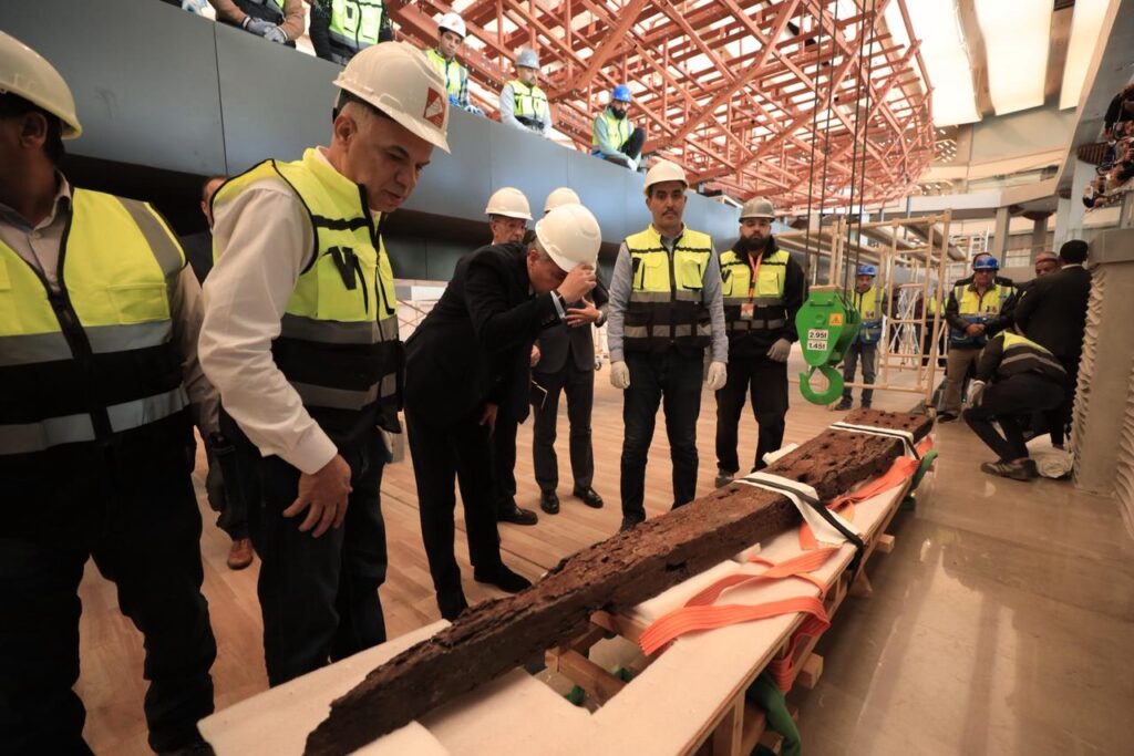 IMG 20251223 WA0011 مصر: تثبيت أول قطعة في إعادة تركيب مركب خوفو الثانية بالمتحف المصري الكبير