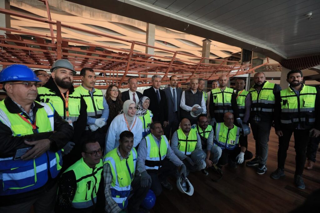 IMG 20251223 WA0012 مصر: تثبيت أول قطعة في إعادة تركيب مركب خوفو الثانية بالمتحف المصري الكبير