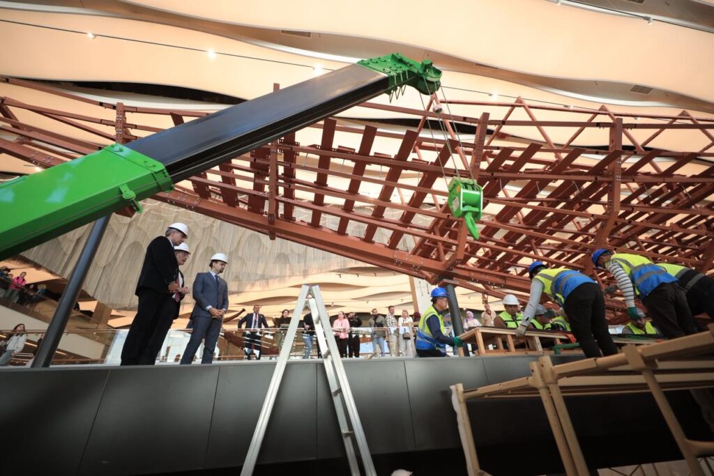 IMG 20251223 WA0013 مصر: تثبيت أول قطعة في إعادة تركيب مركب خوفو الثانية بالمتحف المصري الكبير