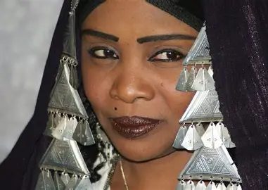 " الطوارق" الثقافة والعادات والتقاليد تتصدر مهرجان آير الـ 17 بمدينة إيفيروان في شمال النيجر 11 OIP 10 " الطوارق" الثقافة والعادات والتقاليد تتصدر مهرجان آير الـ 17 بمدينة إيفيروان في شمال النيجر