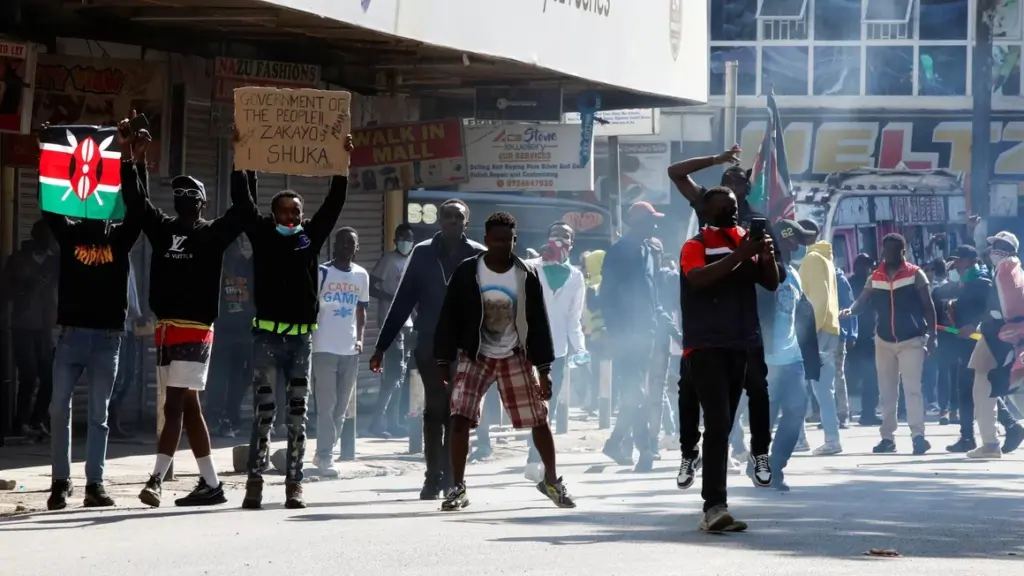 كينيا: لجنة تحقيق برلمانية تتهم جنود بريطانيين بإرتكاب عمليات اغتصاب واعتداء جنسي والإضرار بالبيئة 6 kenya riots كينيا: لجنة تحقيق برلمانية تتهم جنود بريطانيين بإرتكاب عمليات اغتصاب واعتداء جنسي والإضرار بالبيئة