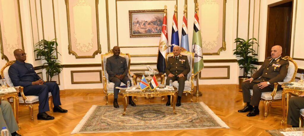 IMG 20260126 WA0019 الفريق أول عبد المجيد صقر وزير الدفاع يلتقى وزير الدفاع الوطنى بالكونغو الديمقراطية