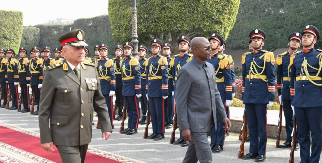 IMG 20260126 WA0020 الفريق أول عبد المجيد صقر وزير الدفاع يلتقى وزير الدفاع الوطنى بالكونغو الديمقراطية