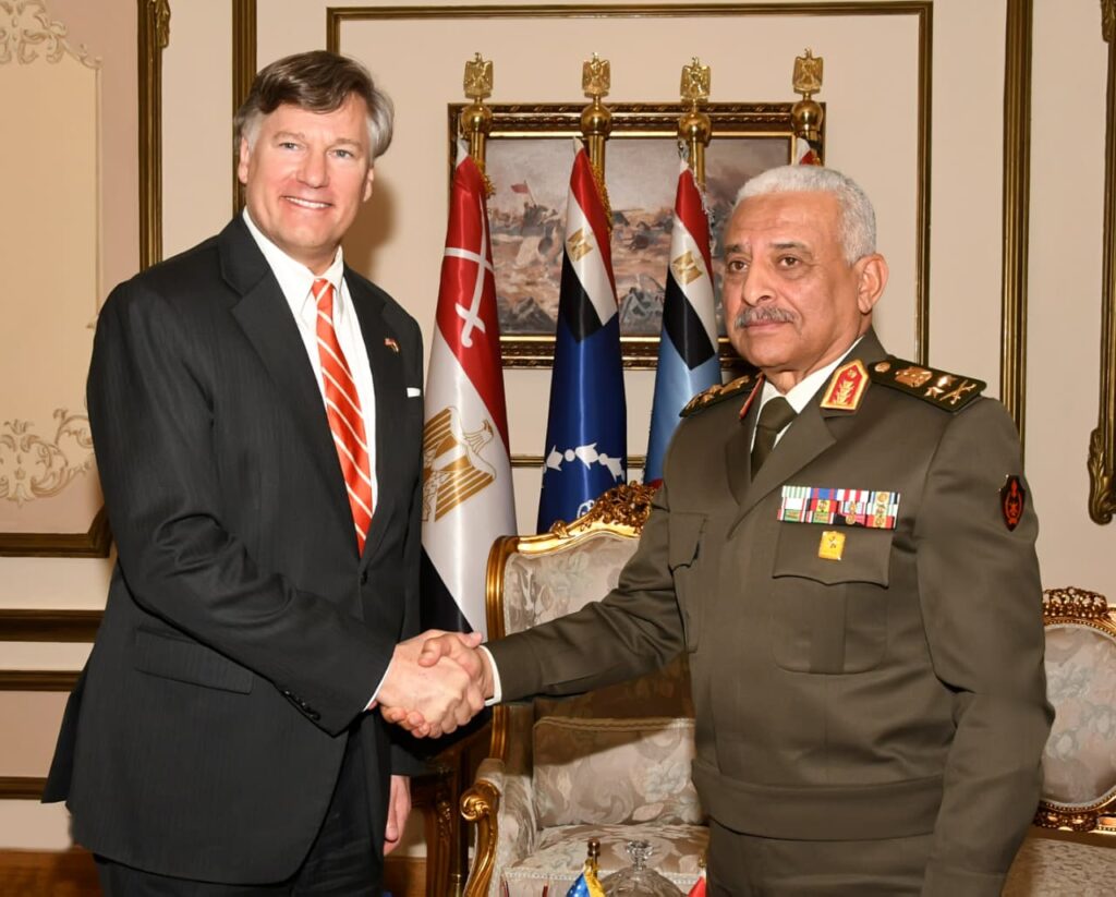 IMG 20260127 WA0002 الفريق أول عبد المجيد صقر وزير الدفاع  يلتقى نائب وزير الخارجية الأمريكى