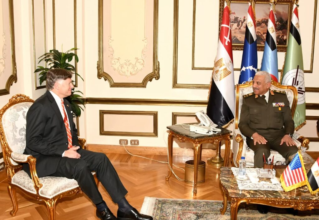 IMG 20260127 WA0003 الفريق أول عبد المجيد صقر وزير الدفاع  يلتقى نائب وزير الخارجية الأمريكى