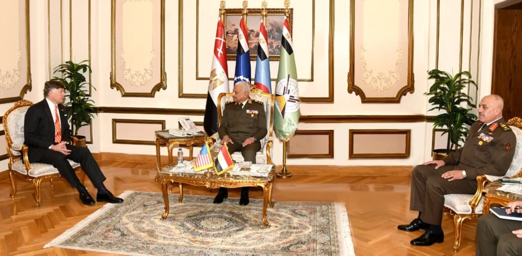 IMG 20260127 WA0004 الفريق أول عبد المجيد صقر وزير الدفاع  يلتقى نائب وزير الخارجية الأمريكى