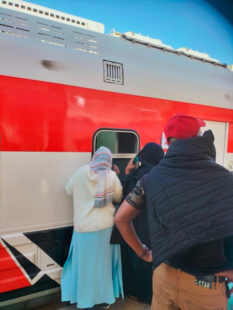 a450c77a 4c75 49da b3d3 d0a9960a2592 قطار العودة الطوعية للسودانيين.. انطلاق الرحلة رقم 45 من محطة مصر في ختام 2025