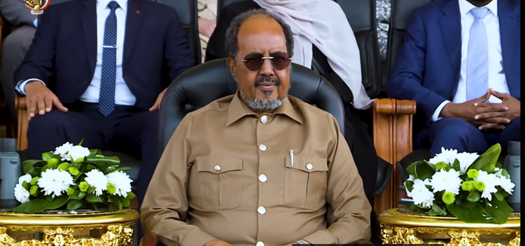 Screenshot ٢٠٢٦ ٠٢ ١١ ١٠ ٠٩ ٤١ ٨٠ 6012fa4d4ddec268fc5c7112cbb265e7 الرئيس الصومالي ووزير الدفاع يشهدان إصطفاف القوات المصرية المشاركة ضمن بعثة الإتحاد الأفريقى لدعم الأمن والإستقرار بدولة الصومال