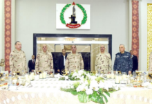 cb349a35 6167 4b17 9703 c33bcdbc3d79 الفريق أشرف سالم زاهر وزير الدفاع يشارك عدداً من مقاتلى القوات المسلحة بقيادة الجيش الثانى الميدانى تناول وجبة الإفطار