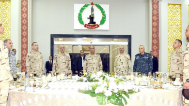 cb349a35 6167 4b17 9703 c33bcdbc3d79 الفريق أشرف سالم زاهر وزير الدفاع يشارك عدداً من مقاتلى القوات المسلحة بقيادة الجيش الثانى الميدانى تناول وجبة الإفطار