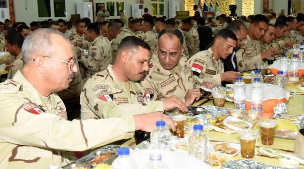 d7943d0a b2c5 4de5 b429 047afcc953d0 الفريق أشرف سالم زاهر وزير الدفاع يشارك عدداً من مقاتلى القوات المسلحة بقيادة الجيش الثانى الميدانى تناول وجبة الإفطار