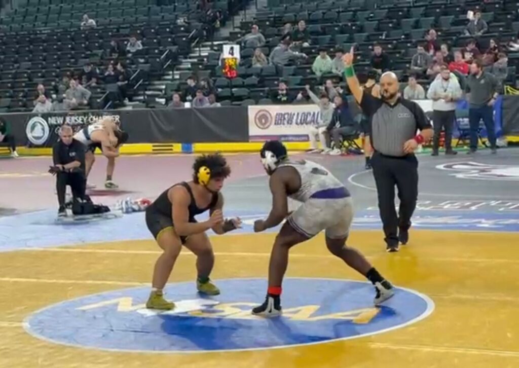 649179485 930149079800994 5220489890467703519 n رغم الإصابة.. المصارع المصري الشاب يوسف إبراهيم يتأهل إلى دور الـ16 في بطولة ولاية نيوجيرسي للمصارعة المدرسية