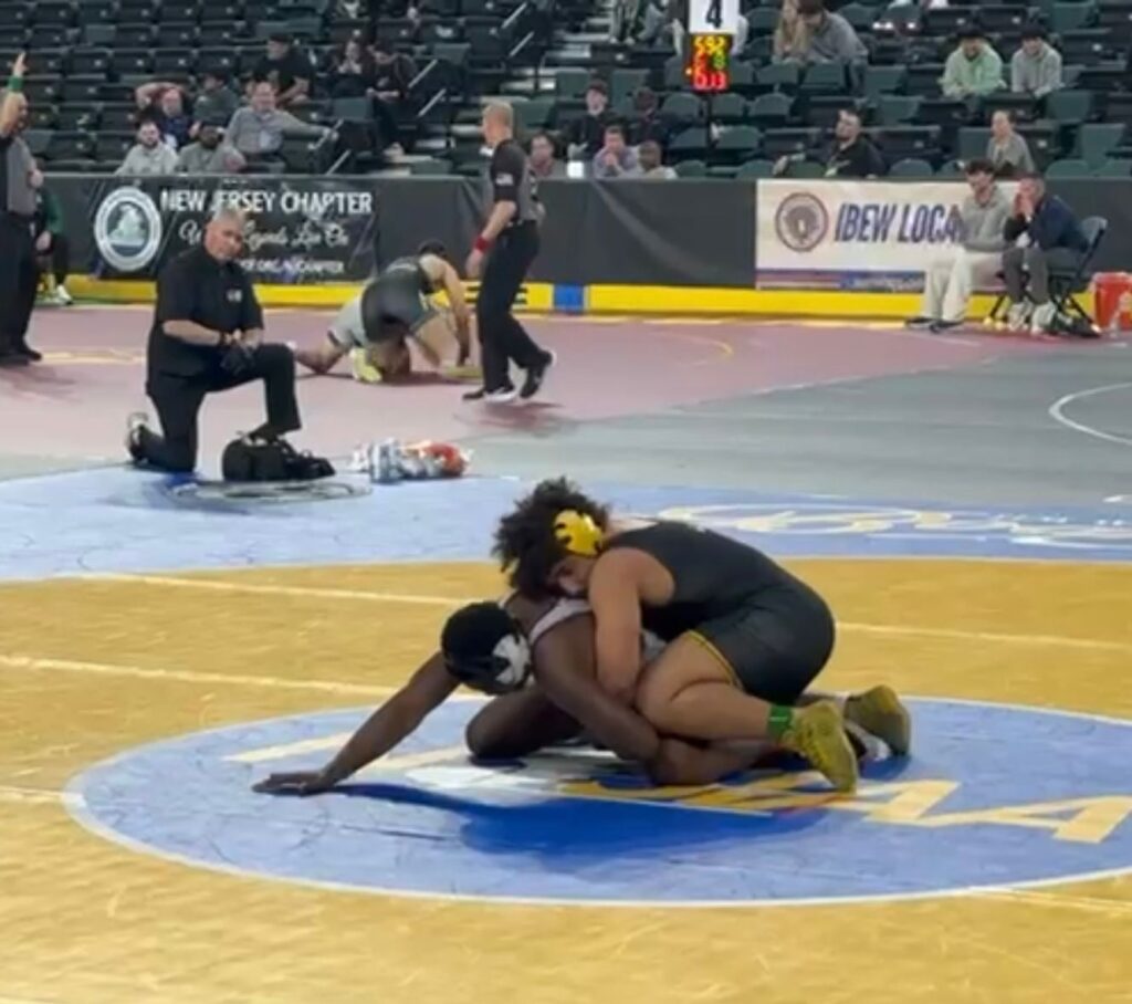 650413688 930149043134331 6253158097796575004 n رغم الإصابة.. المصارع المصري الشاب يوسف إبراهيم يتأهل إلى دور الـ16 في بطولة ولاية نيوجيرسي للمصارعة المدرسية