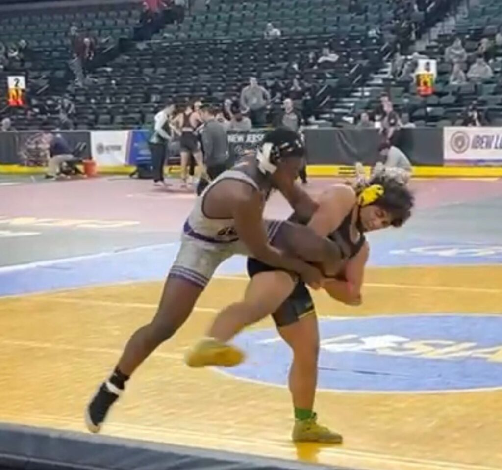 652254485 930148976467671 8614132428651860070 n رغم الإصابة.. المصارع المصري الشاب يوسف إبراهيم يتأهل إلى دور الـ16 في بطولة ولاية نيوجيرسي للمصارعة المدرسية