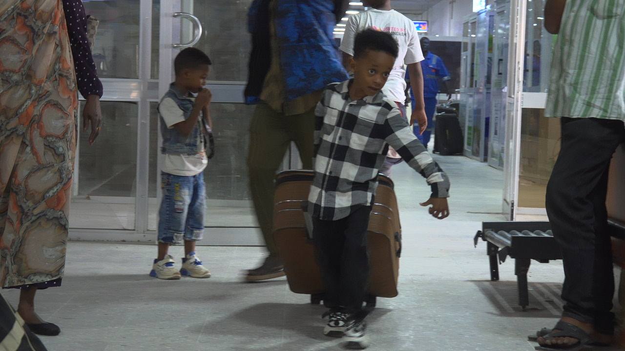 عودة 100 سوداني من أوغندا إلى بورتسودان ضمن برنامج العودة الطوعية " صور " 1 656841147 972690738445965 1178172542821422008 n عودة 100 سوداني من أوغندا إلى بورتسودان ضمن برنامج العودة الطوعية " صور "